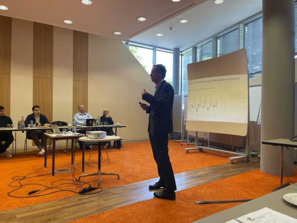 Dr. Jens-Oliver Niklasch referierte über die allgemeine wirtschaftliche Lage Dr. Jens-Oliver Niklasch referierte über die allgemeine wirtschaftliche Lage
